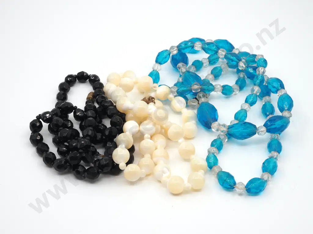 Blue & White Bead Necklace Image 1++