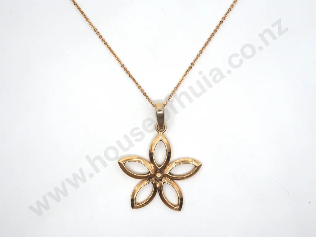 9ct Gold Daisy Pendant on 9ct Gold Curb Link Chain Image 1++