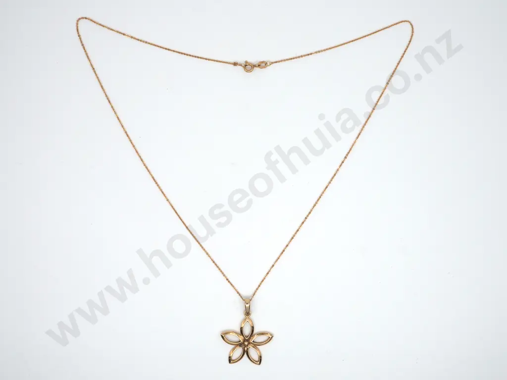 9ct Gold Daisy Pendant on 9ct Gold Curb Link Chain Image 1++