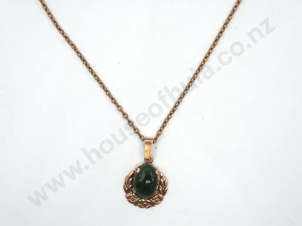9ct Gold Greenstone Pendant on Plate chain in Vintage Stewart Dawson Box  Image 1++