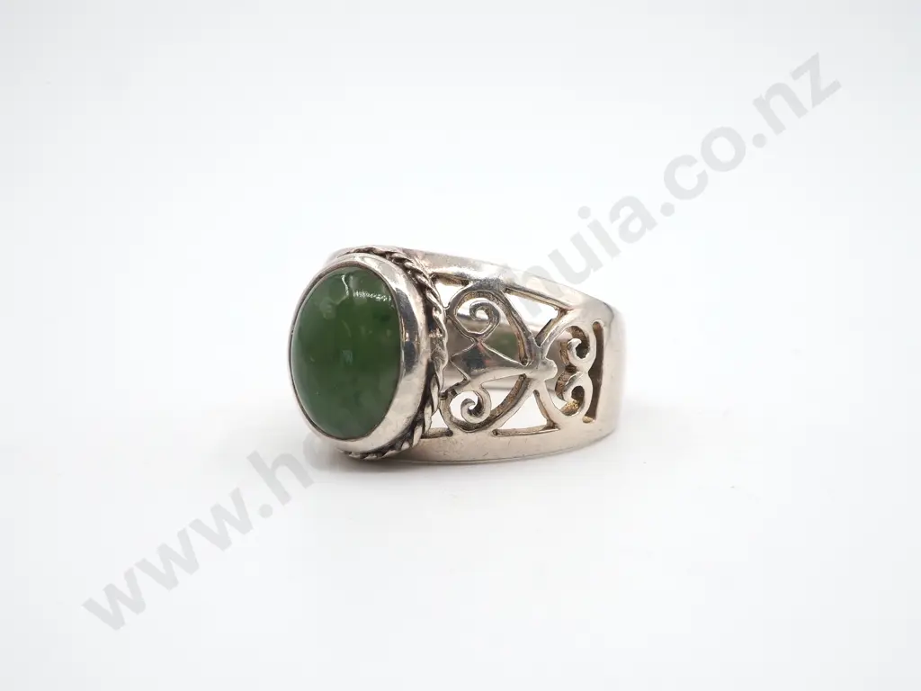 Vintage Sterling Silver & Greenstone Ring Image 1++