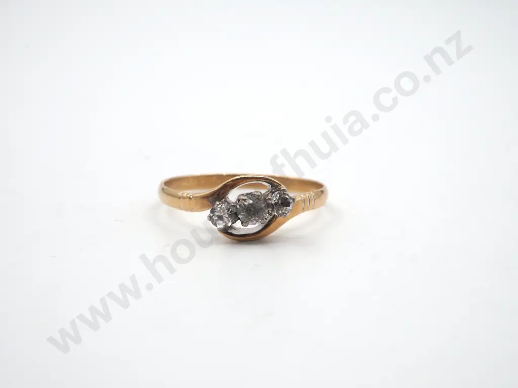 18ct Gold Ring w Three Brilliant Cut Diamonds Image 1++