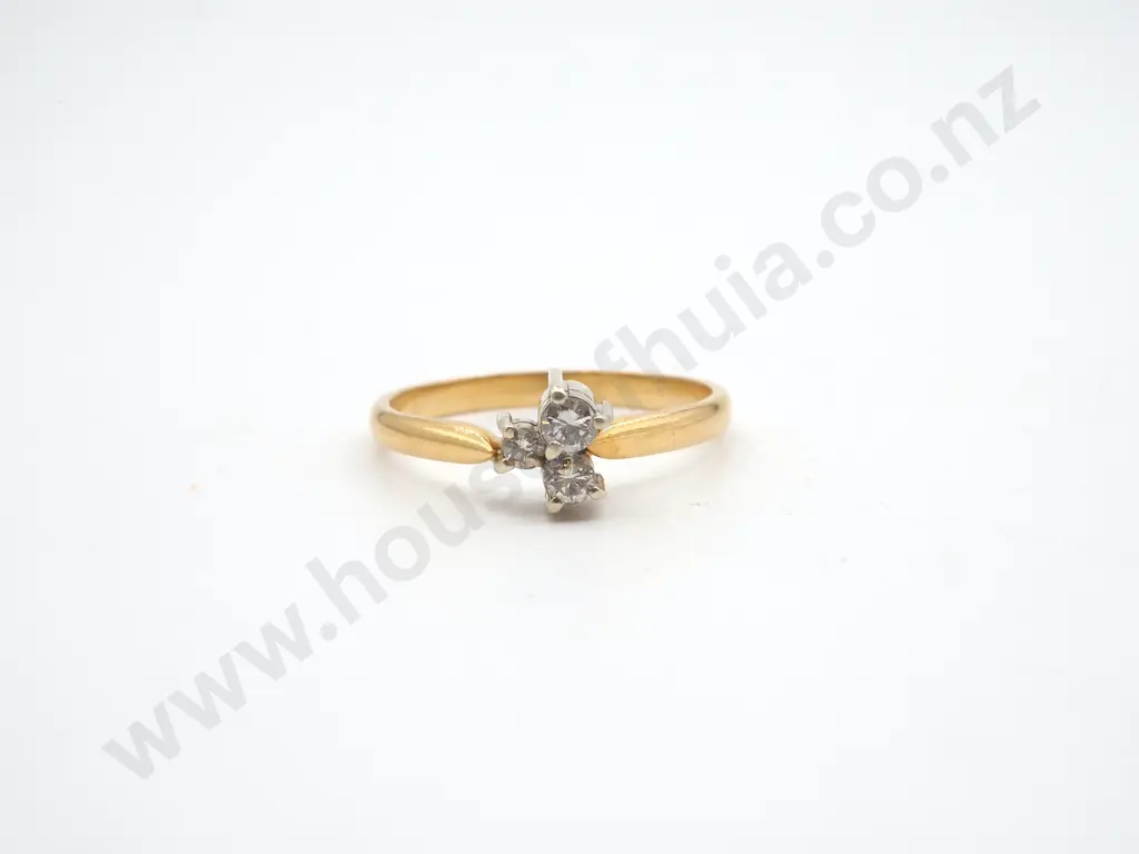 18ct Gold w Three Diamond Ring Image 1++