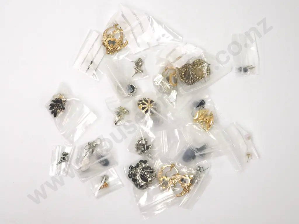 Bag of Costume Jewellery Containing Mainly Black and White Stones Image 1++