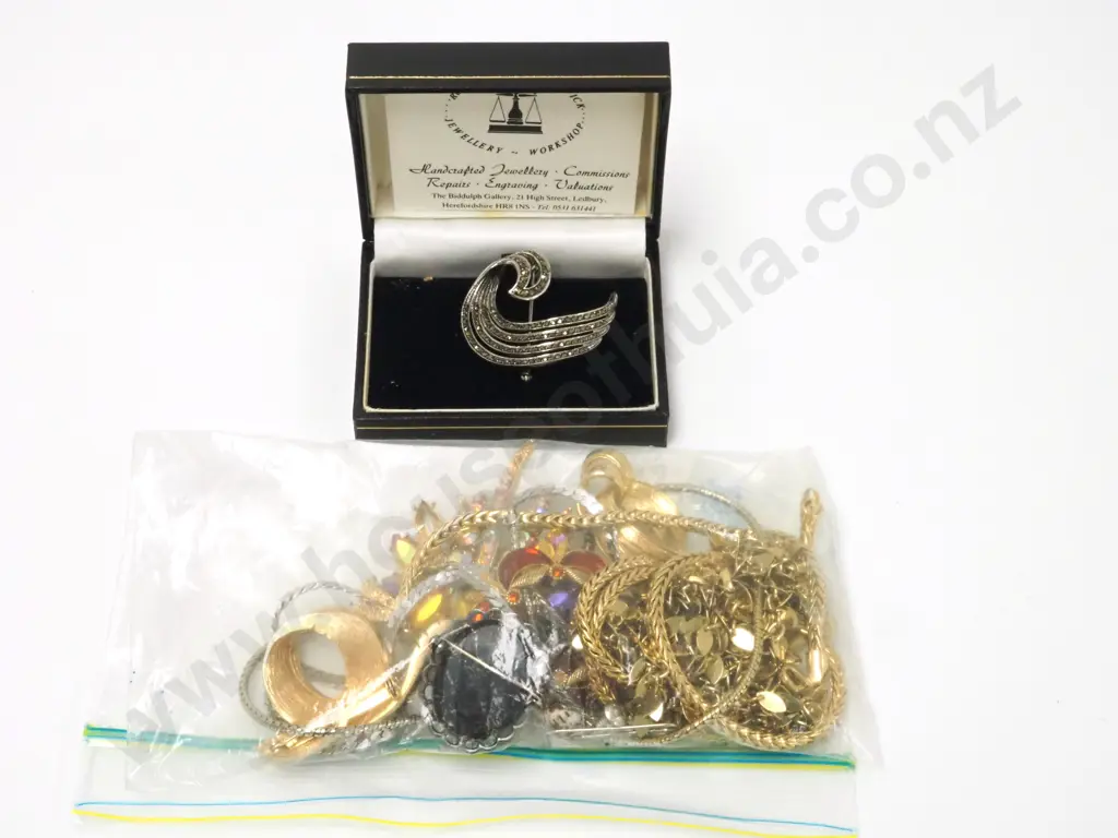 Assorted lot of Costume Jewellery  Image 1++