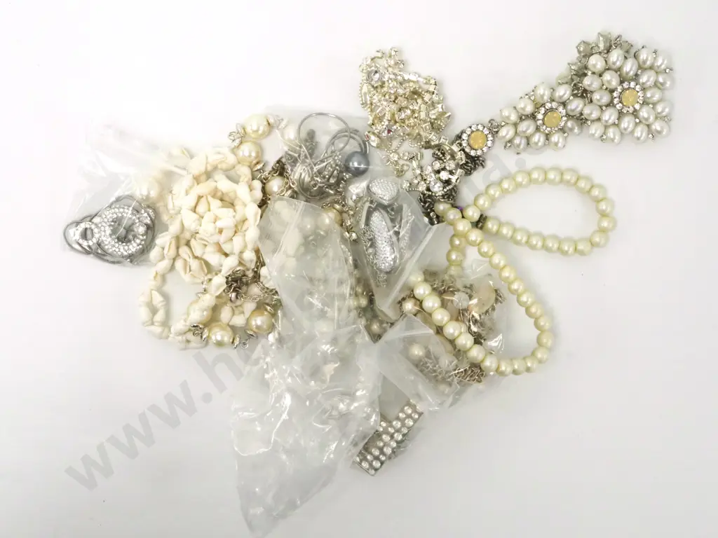 Bag of Costume Jewellery Containing Pearl, Shell & Diamanté Necklaces etc. Image 1++