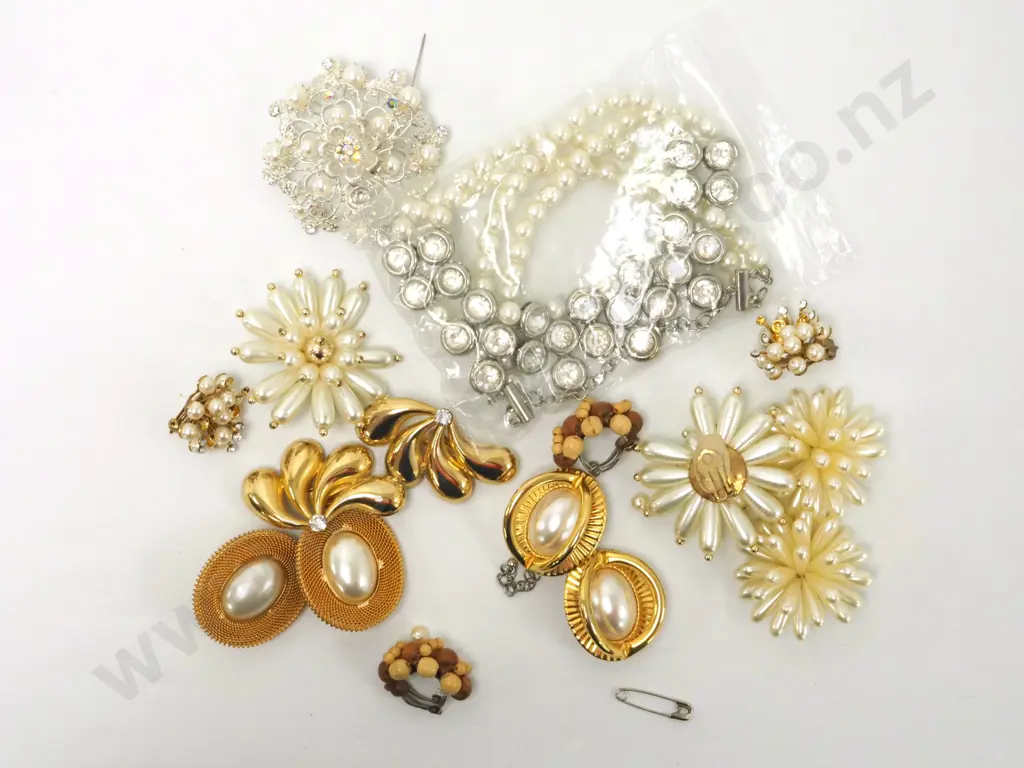 Bag of Costume Jewellery Containing Pearl and Gold Coloured Jewellery Image 1++
