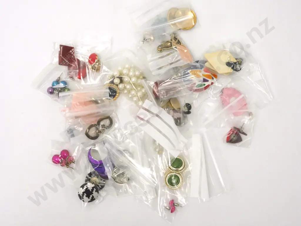 Assorted Lot of Costume Jewellery Image 1++