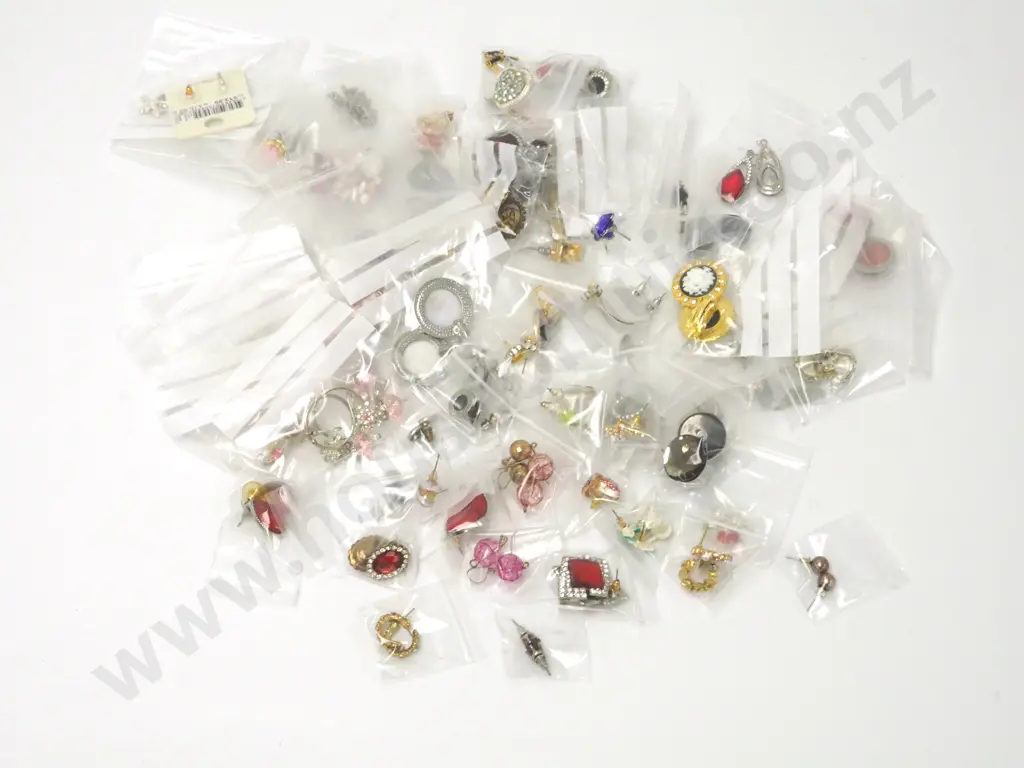 Bag of Costume Jewellery Mainly Earrings  Image 1++
