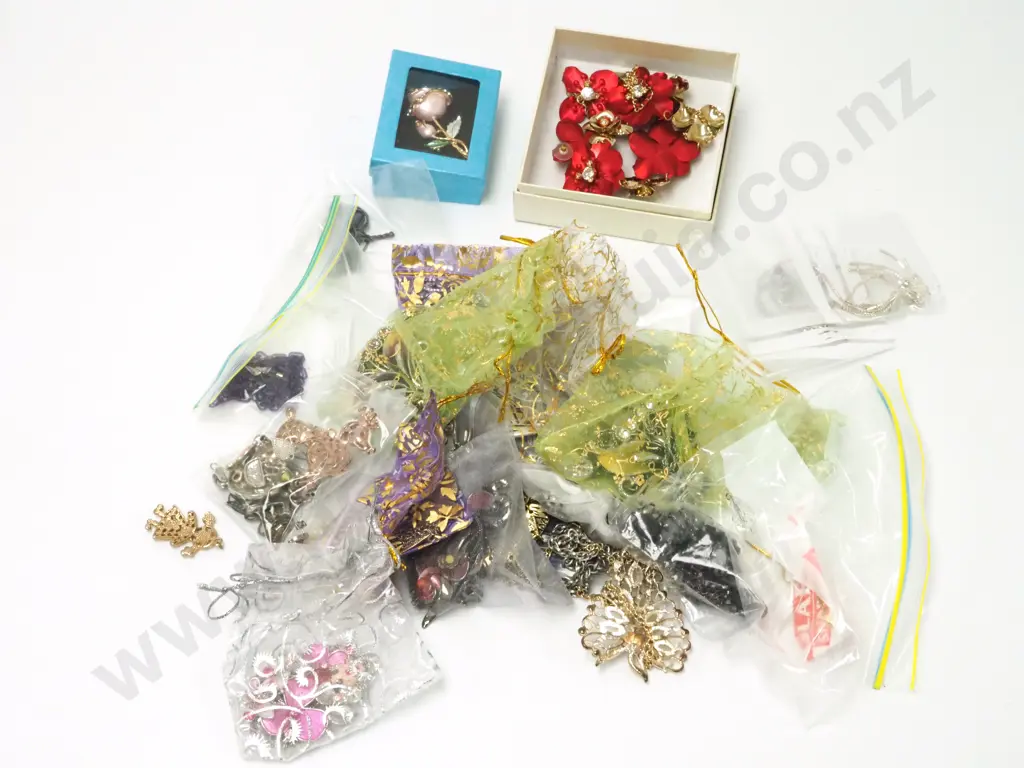 Bag Containing a Large Quantity of Costume Jewellery Including Enamel & Coloured Stones Image 1++