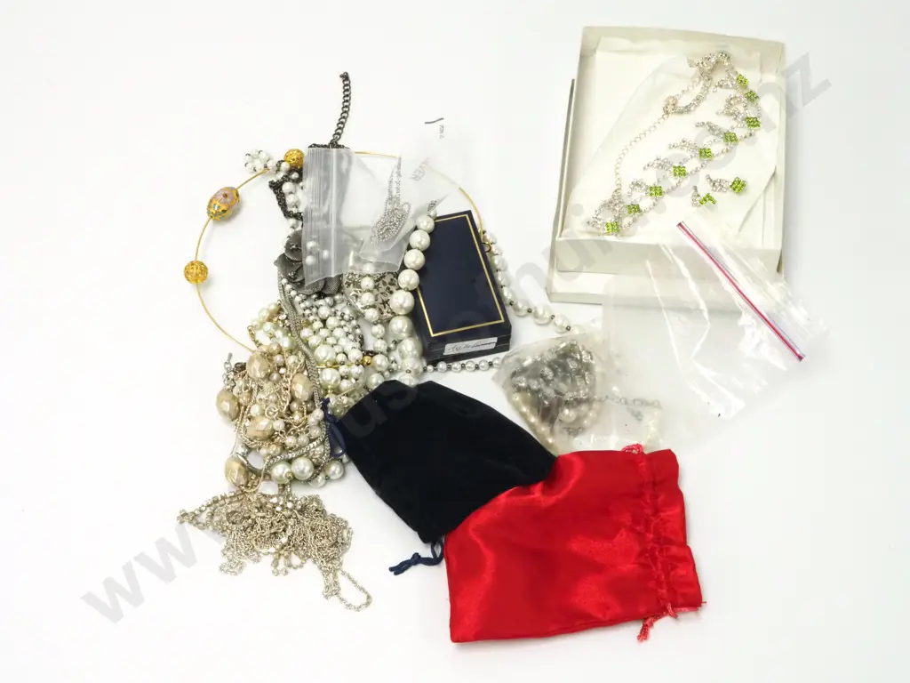 Large Bag of Costume Jewellery Containing Pearls and Diamantés Image 1++
