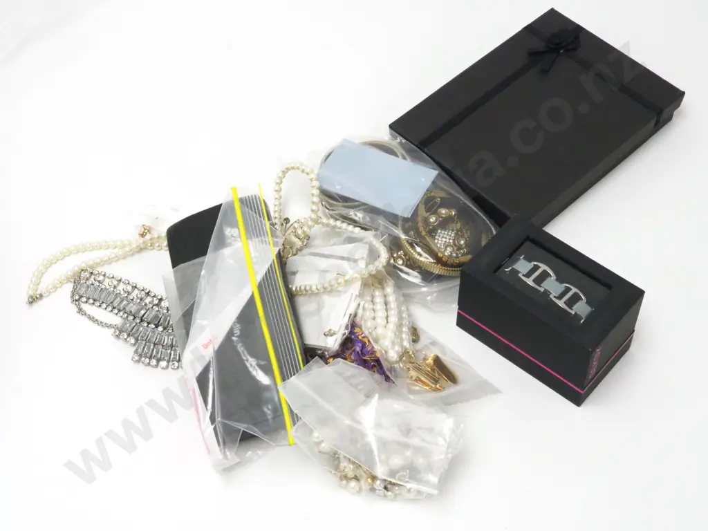 Bag Lot of Costume Jewellery Containing Mostly Pearls and Diamantés Image 1++