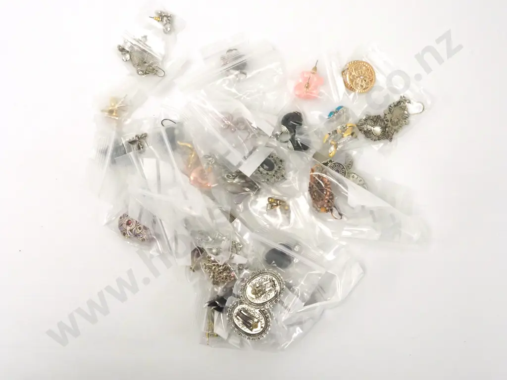 Bag Lot of Costume Jewellery Containing Mainly Earrings Image 1++