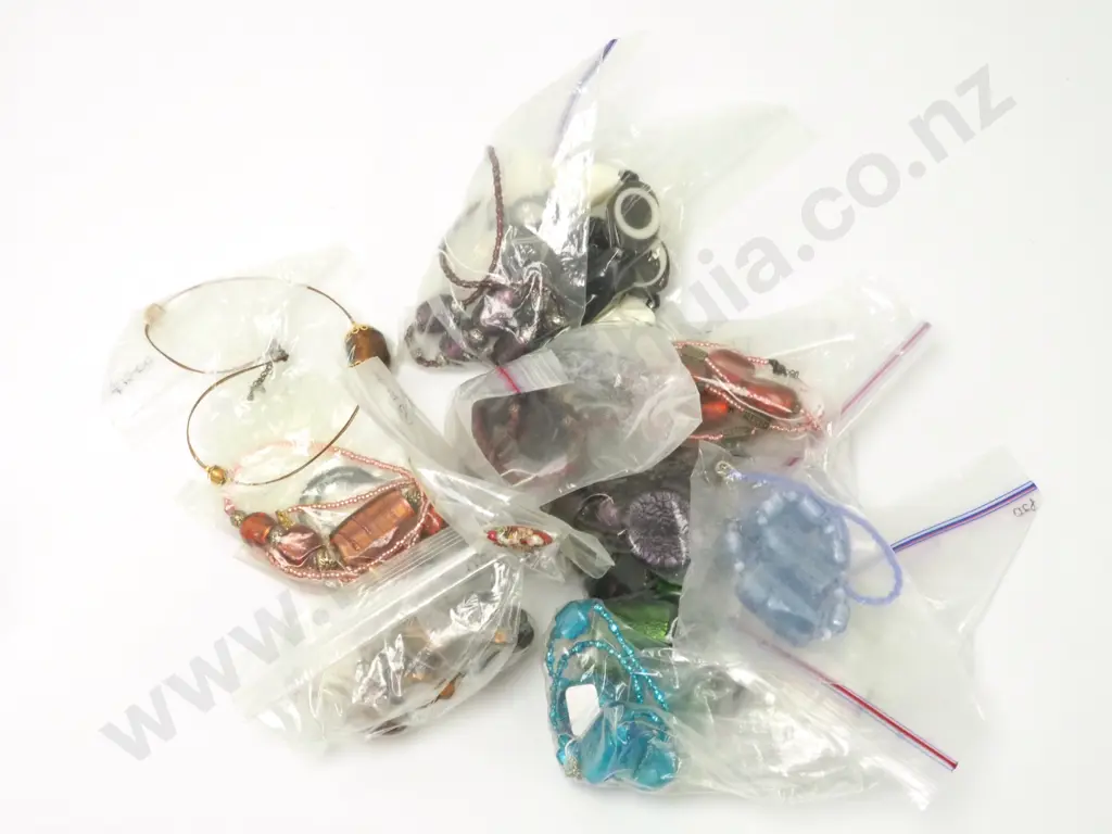 Bag Lot of Costume Jewellery Containing Mostly Necklaces Image 1++