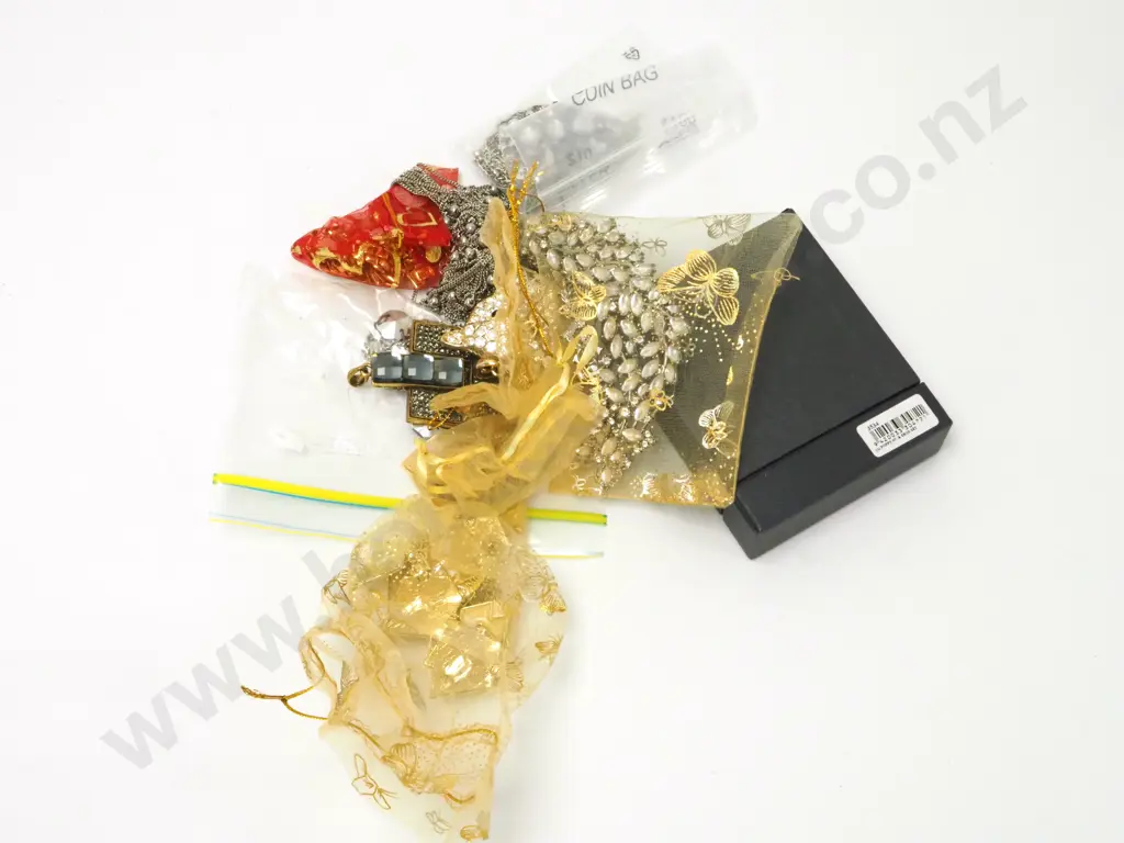 Bag Lot of Costume Jewellery Containing Boxed Suites, Chains, Earrings etc. Image 1++