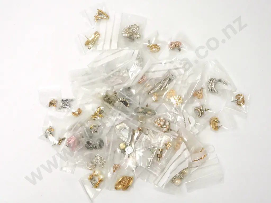 Bag of Costume Jewellery Containlng Mostly Earrings Image 1++