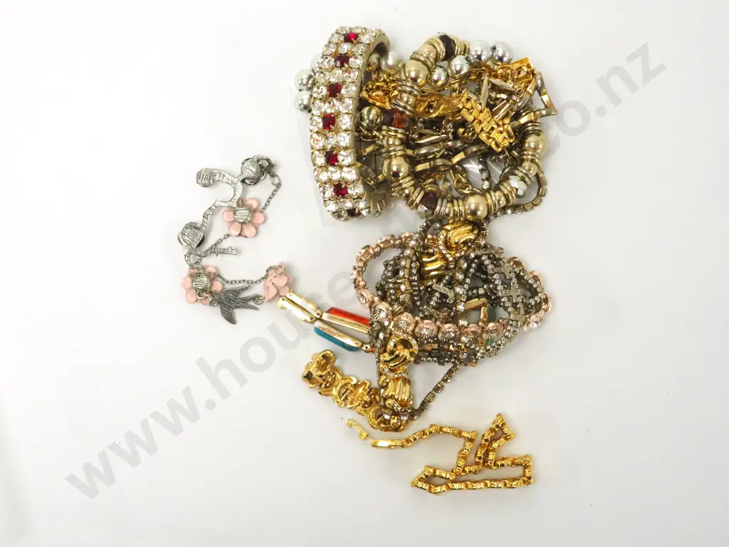 Bag Lot of Costume Jewellery Containing Mostly Bracelets Image 1++