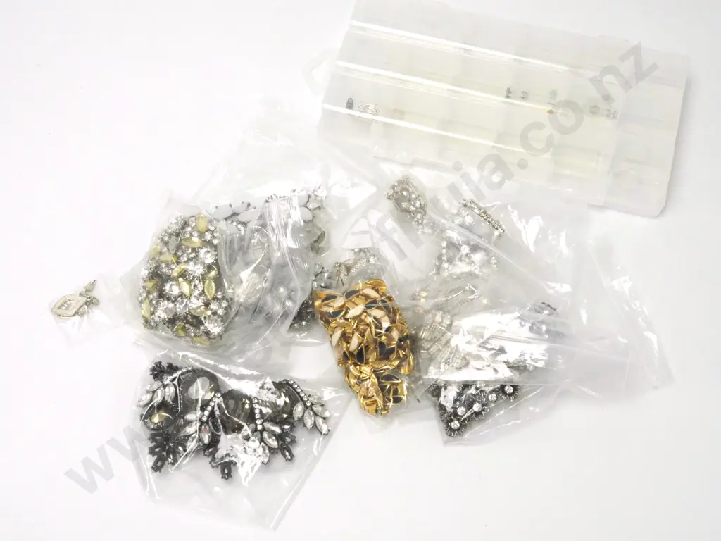 Assorted Lot of Costume Jewellery Image 1++