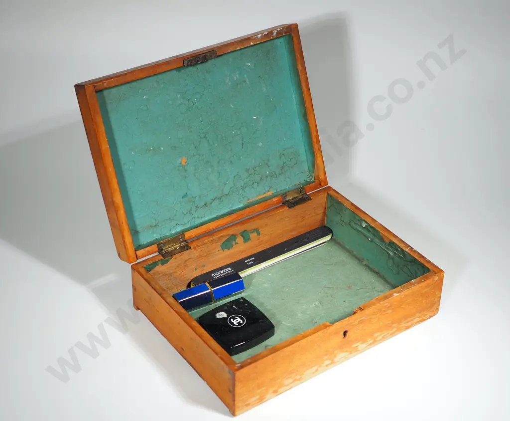 Deed Box Inlaid With New Zealand Timbers In The Form Of A Star Image 1++
