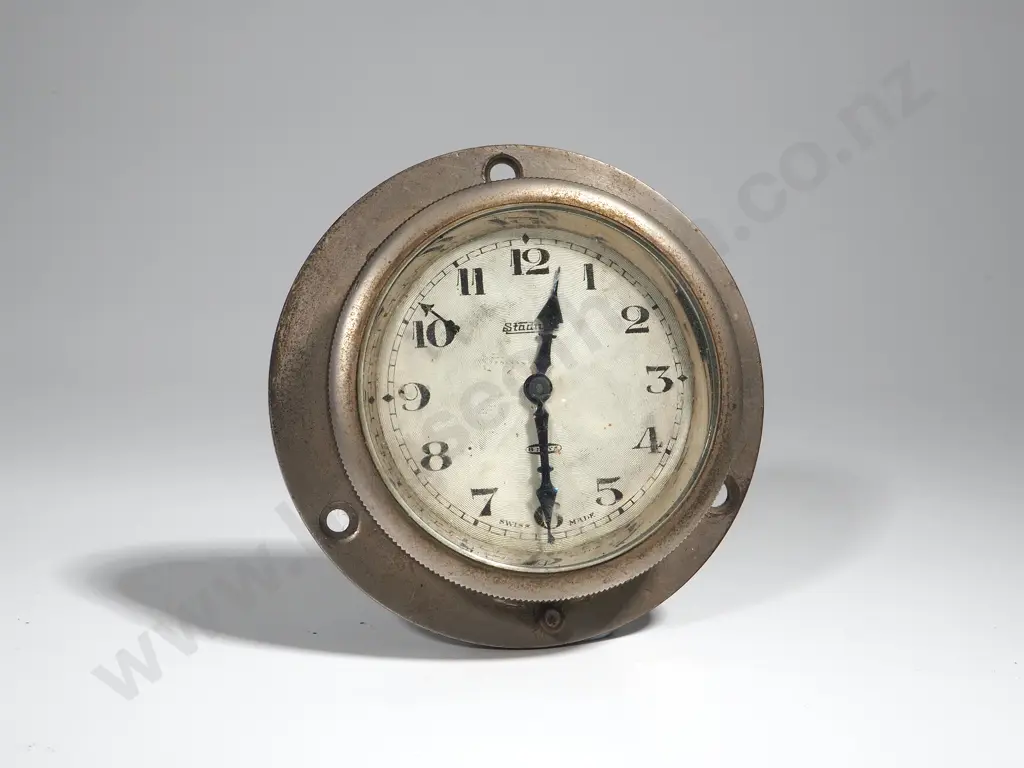 Vintage Stadium Car Dash Clock - Ticking Image 1++