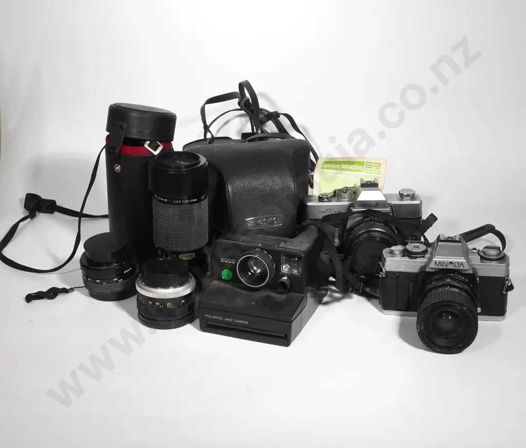 Assorted Lot of Vintage Cameras  Image 1++
