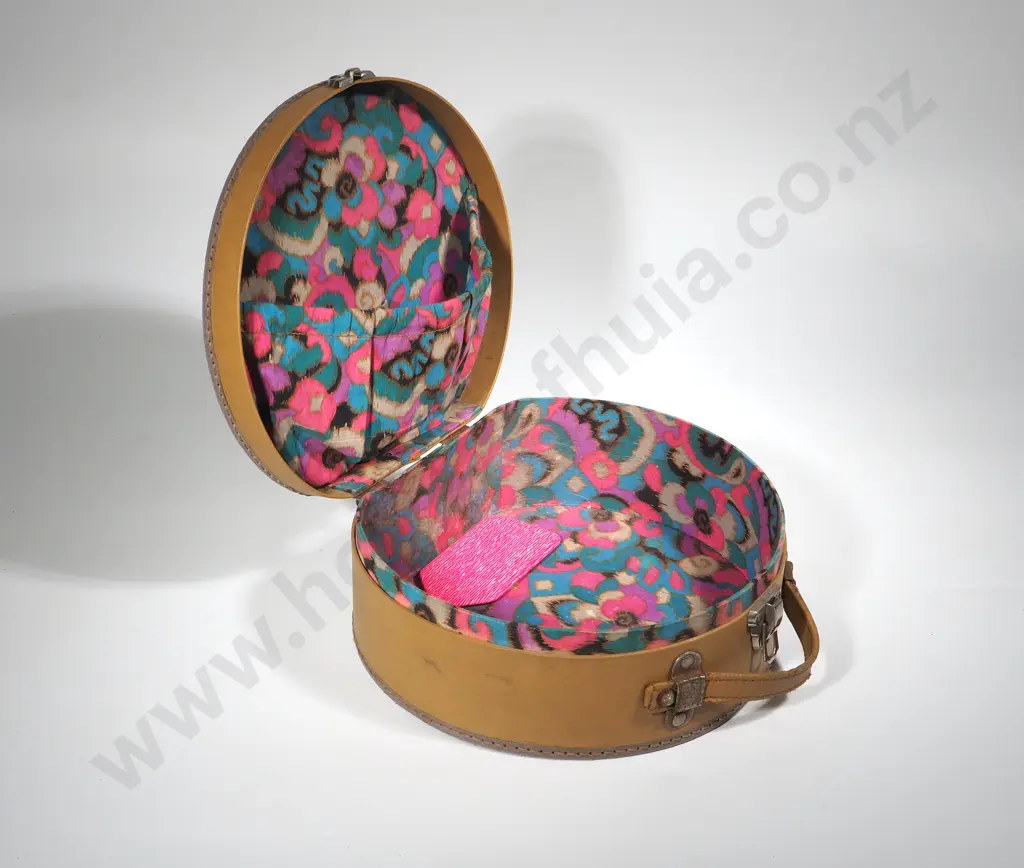 Vintage Vanity Case & Two Suitcases Image 1++
