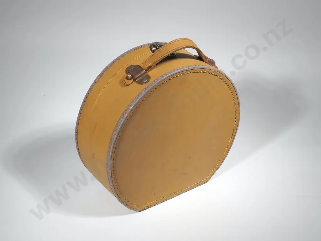 Vintage Vanity Case & Two Suitcases Image 1++