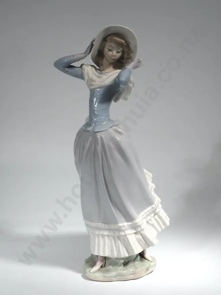 Large Hallmarked Lladro Figure - Woman in a Bonnet & Scarf Image 1++