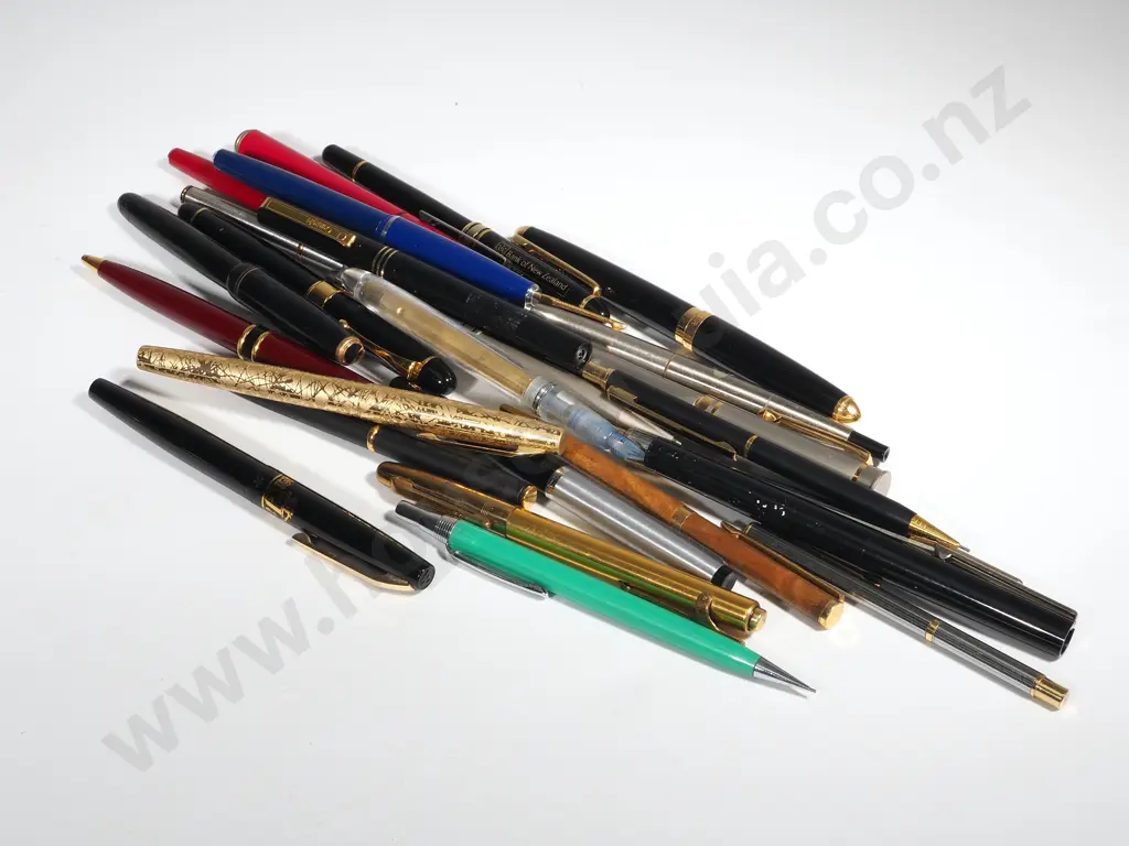 Lot of 25 Assorted Pens Image 1++