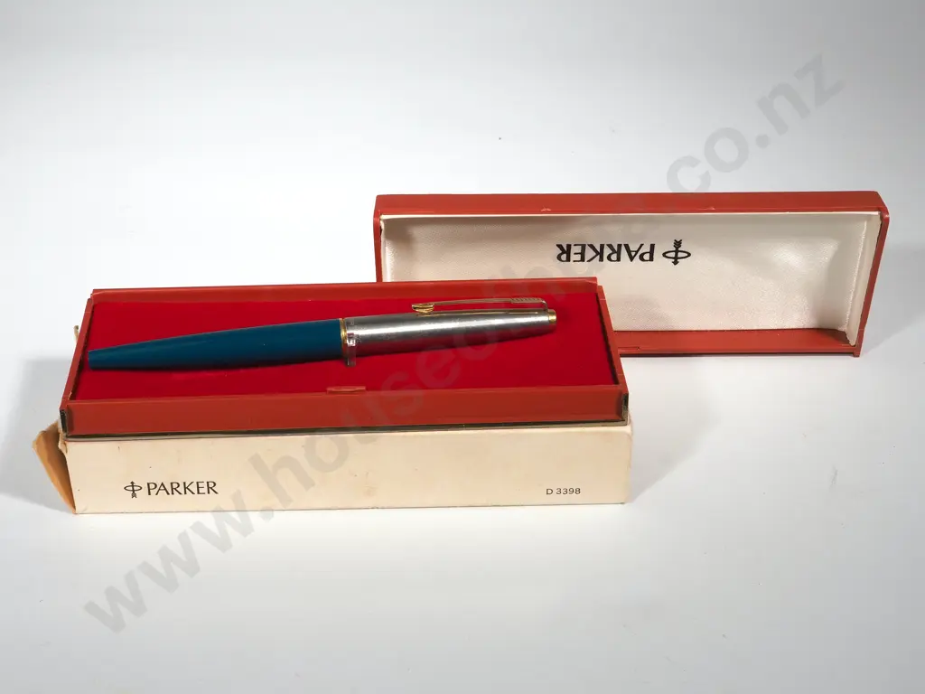 Cased Parker Fountain Pen Image 1++