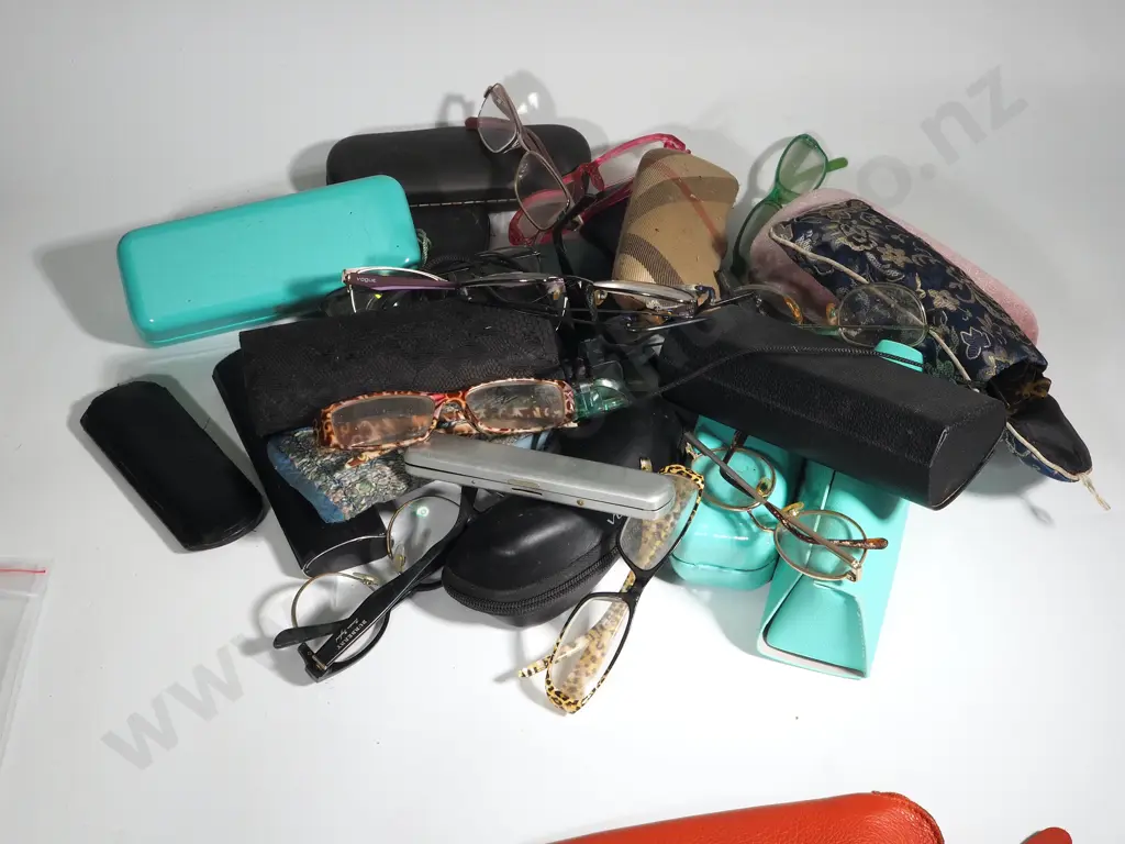 Bag Containing Reading Glasses & Cases, Including Two Tiffany  Cases Image 1++
