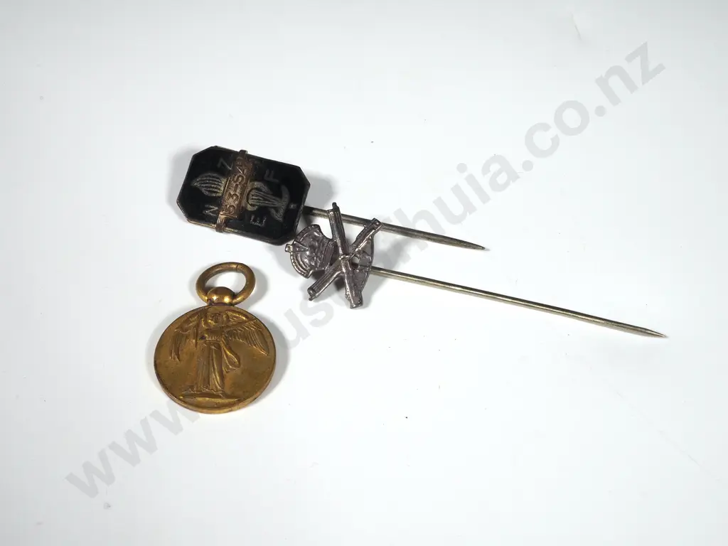 WW1 Miniature Victory Medal / 2NZEF Association Silver Pin / Machine Gun Association PIn Image 1++