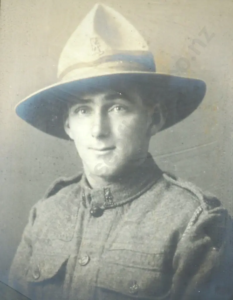 WW1 New Zealand Framed Photograph of a Soldier - Glass Broken Image 1++