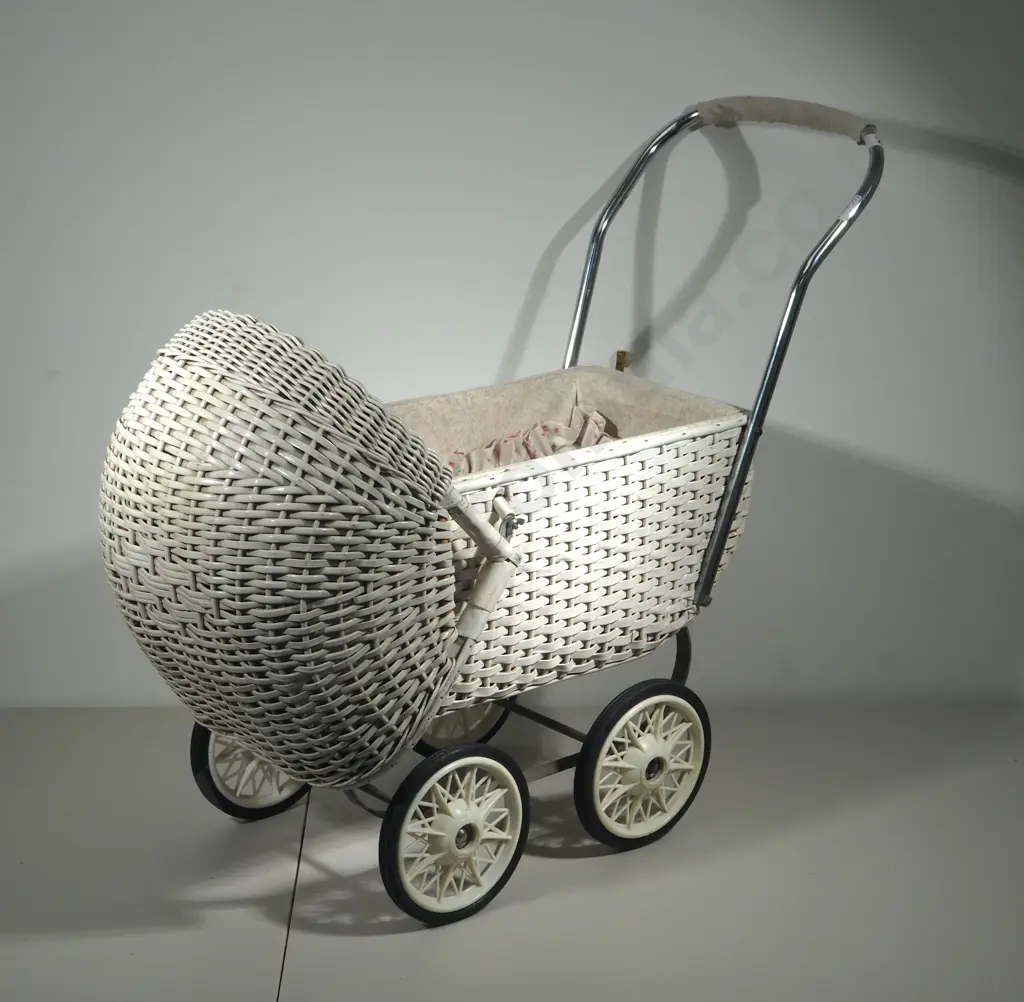 Dolls Pram & Bedding Image 1++