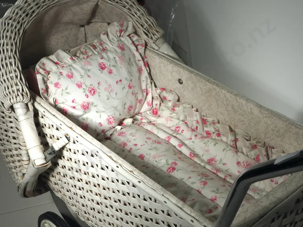 Dolls Pram & Bedding Image 1++