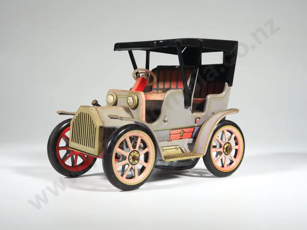 Modern Toys Japan Lever Action Tin Beige & Cream Car Pat. No. 451993 402245 103627 Image 1++