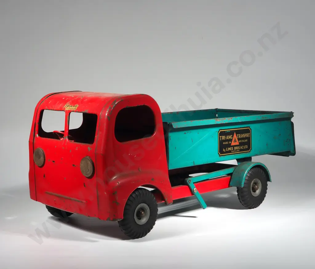 Triang Made in New Zealand Pressed Steel Red & Turquoise Tip Lorry Image 1++