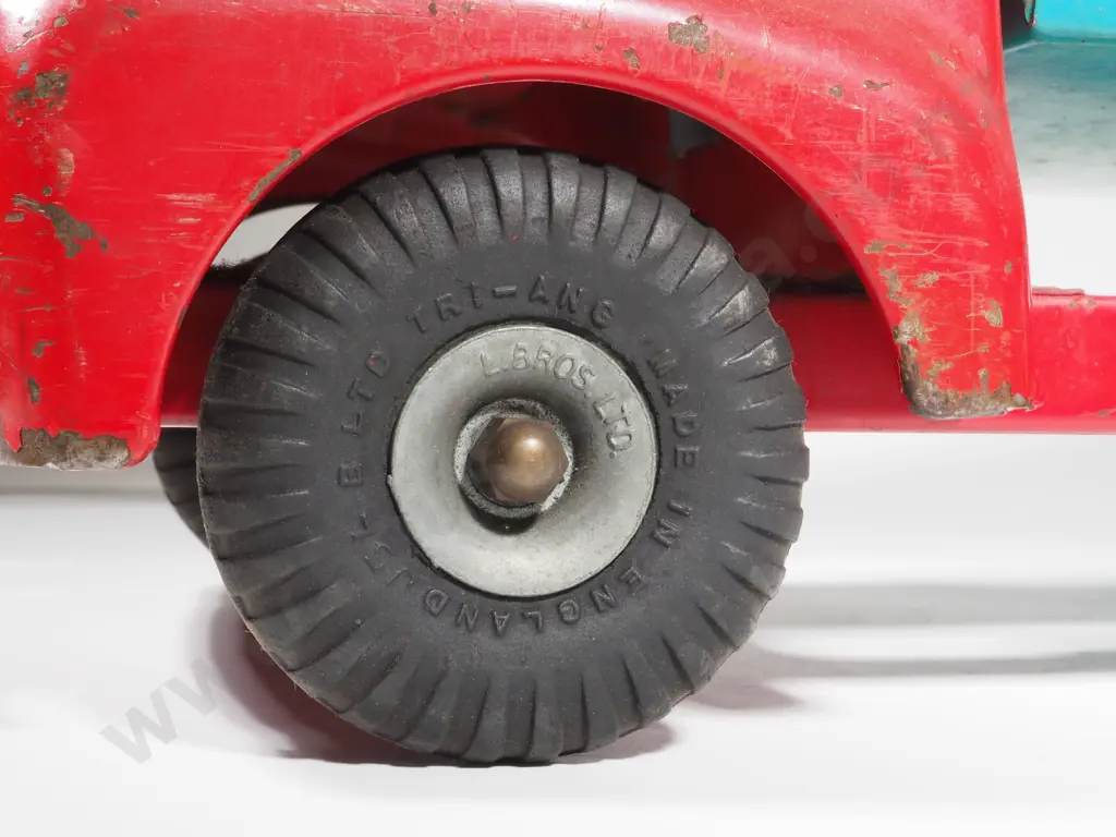 Triang Made in New Zealand Pressed Steel Red & Turquoise Tip Lorry Image 1++