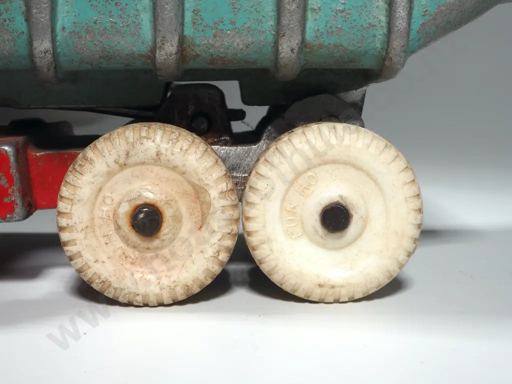 Sand Cast Fun Ho Red Lorry w Blue Tip Tray Image 1++