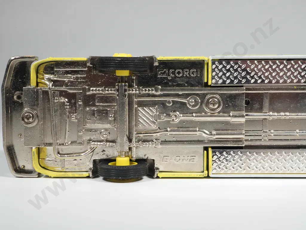 Corgi E-One Die Cast Yellow Volunteer Fire Dept Appliance Squad 2101 Image 1++