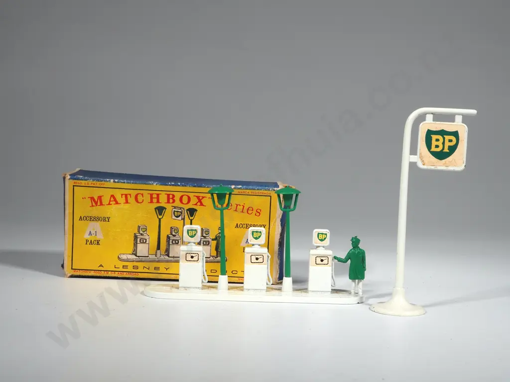Matchbox A-1: Accessory Pack No.1 New Model B-P Garage pumps & Signs Image 1++