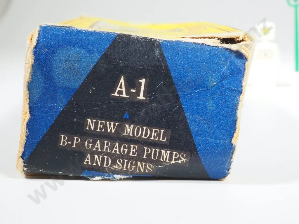 Matchbox A-1: Accessory Pack No.1 New Model B-P Garage pumps & Signs Image 1++