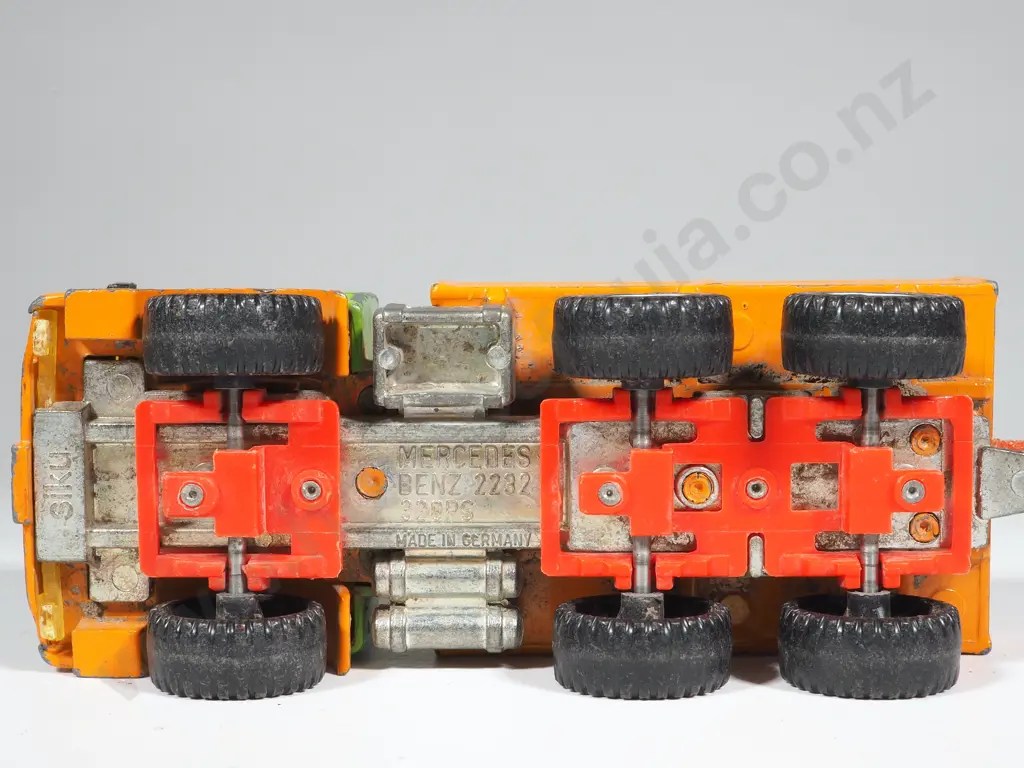 Siku Die Cast Geen Cab w Orange Tray Mercedes Benz 2232 320PS Germany Image 1++