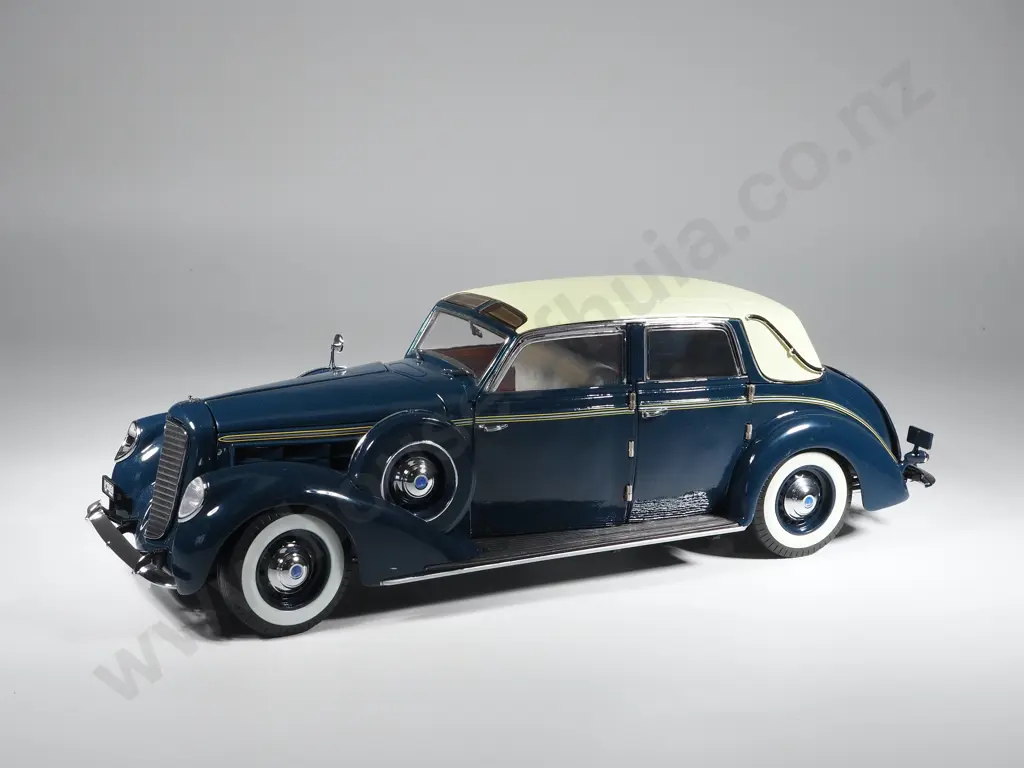 Signature Model Car 1:18 1937 Lincoln Touring Cabriolet Image 1++