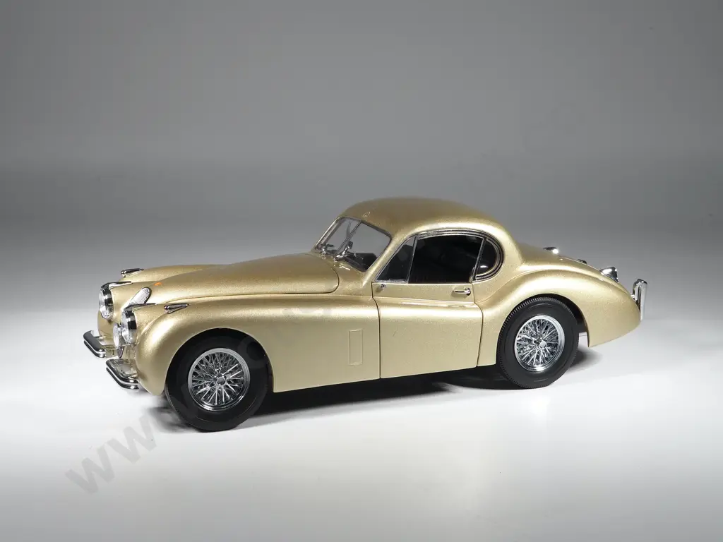 Signature Model Car 1:18 1953 Jaguar XK120 Image 1++