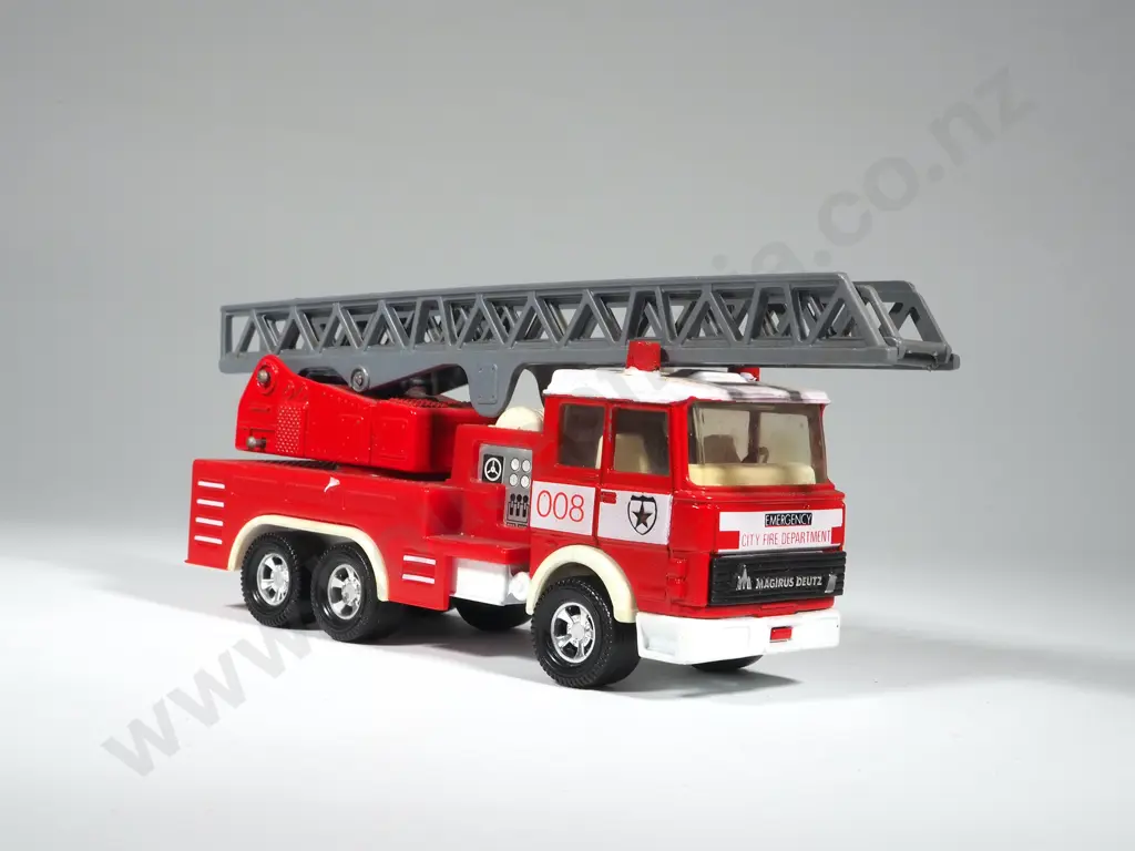 Vintage Matchbox Super Kings Miniature Fire Truck w Extendable Ladder Image 1++