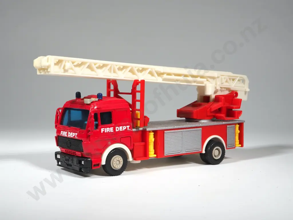 Vintage Miniature Plastic Unmarked Fire Truck w Extendable Ladder Image 1++