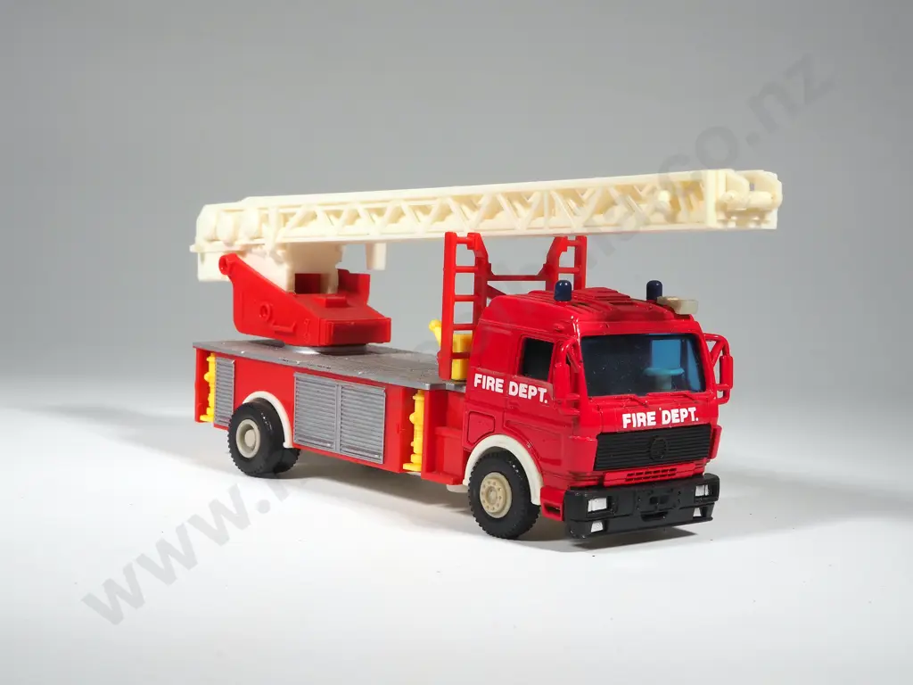 Vintage Miniature Plastic Unmarked Fire Truck w Extendable Ladder Image 1++