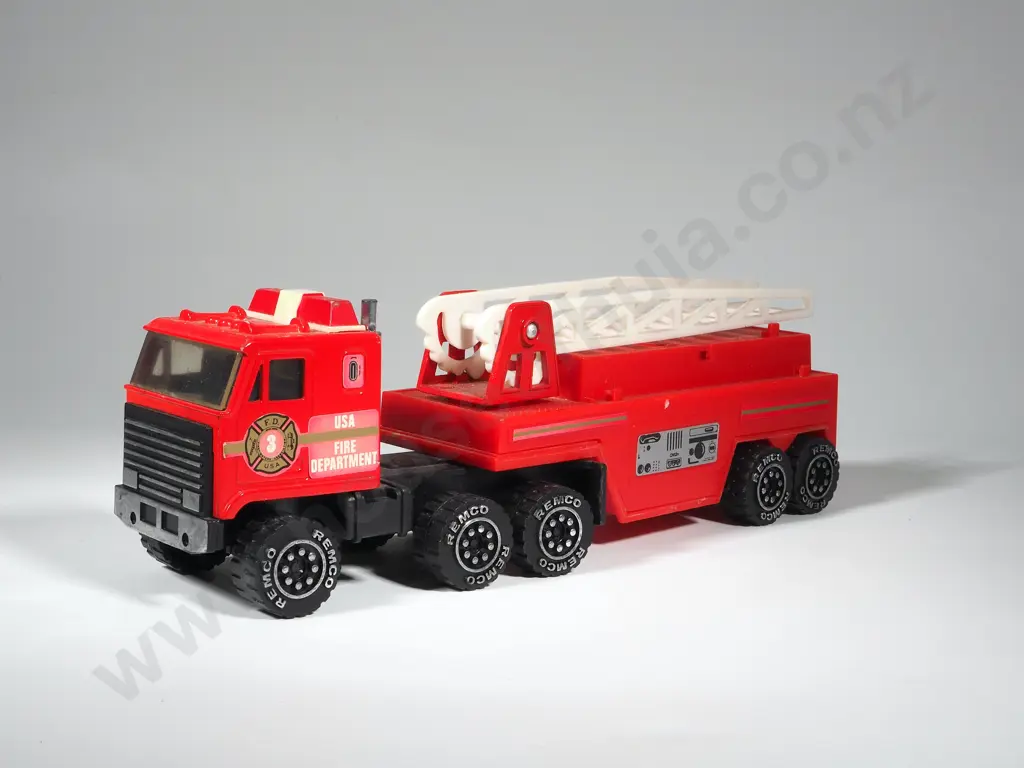 Remco Toys USA Fire Truck w Detachable Cab & Extension Ladder Image 1++