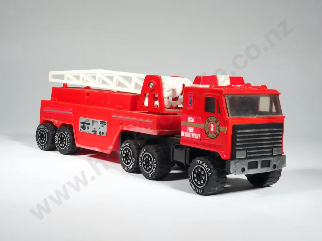 Remco Toys USA Fire Truck w Detachable Cab & Extension Ladder Image 1++